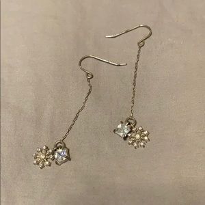 Silver snow flake drop earrings.